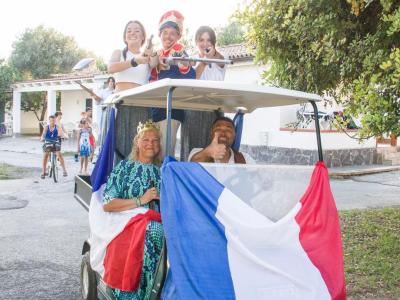 Groupe en costume sur voiturette avec drapeau français.