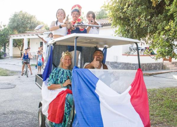 Groupe en costume sur voiturette avec drapeau français.