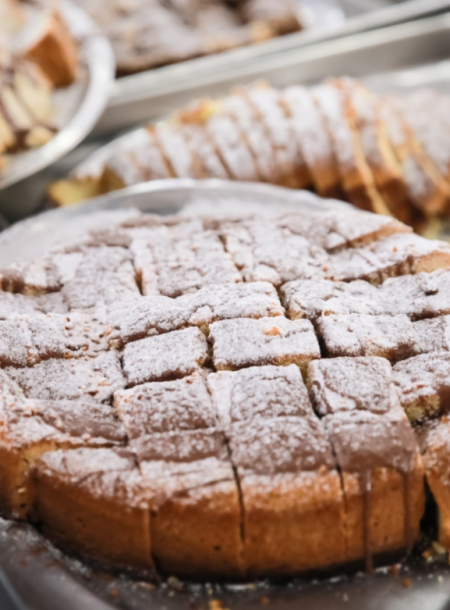 Torta a cubetti con zucchero a velo, servita su un vassoio.