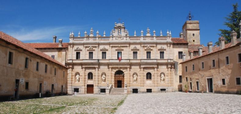 Certosa di Padula, monumento storico con facciata barocca e ampio cortile.